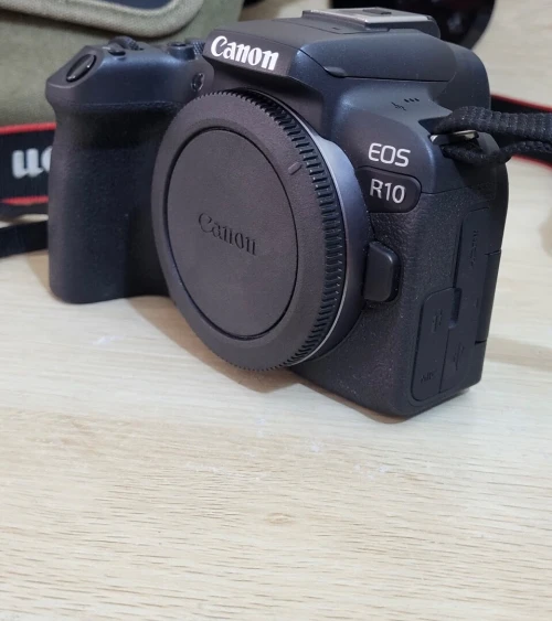 CANON EOS R10 hybride enregistrement en 4K UHD + objectif RF-S 18-45mm F4.5-6.3 IS STM NEUF