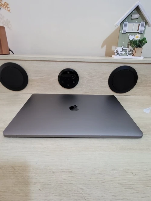 MacBook Pro 16" 2019 | CORE i7 | 16GB RAM | AMD RADEON PRO 555X 4GB | 256GB SSD | GAMME Workstation