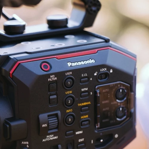 CAMERA PROFESSIONNELLE PANASONIC EVA1 CAPTEUR SUPER 35mm 5.7K 5720 X 3016 VIDEO 4K DE QUALITE CINEMA