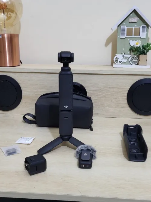 DJI Osmo Pocket 3 Créateur Combo Bundle, camera vlog CMOS 1'' et Vidéo 4K/120 ips, digital et petite, Stabilisation à 3 axes, Suivi Facial/Objet, MAP rapide, avec Micro pour un Son net
