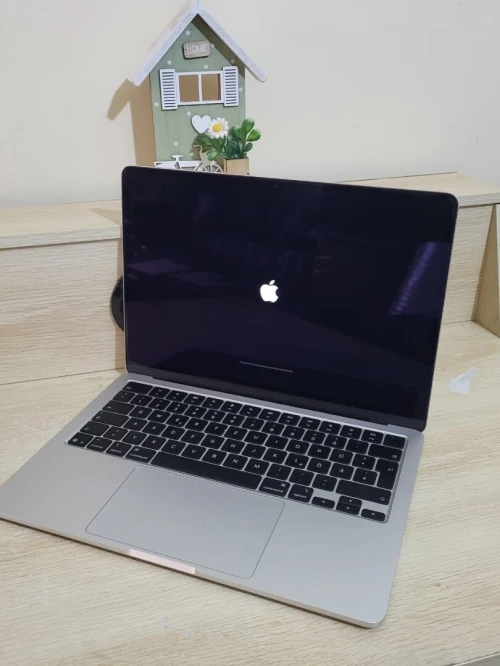 MacBook Air M4 2024 Argent | PUCE M4 8 CORE | GPU 8 CORE | 16GB RAM | 256GB SSD | CYCLES 57 | CAPACITÉ  BATTERIE 100%