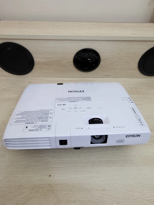 EPSON EB1751 PROJECTEUR 3LCD - PORTABLE - 2600 LUMENS - XGA (1024 x 768) - 4:3 + 2 TÉLÉCOMMANDES