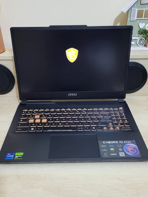 GAMING MSI Cyborg 144 Hz | CORE i7-13620H | NVIDIA RTX 4060 8GB | 512GB SSD | 16GB RAM |