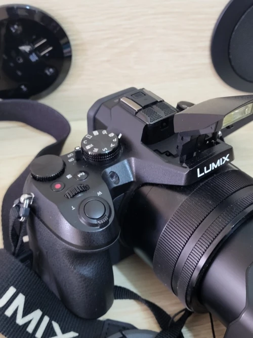Panasonic Lumix FZ2000 - 20.1MP - VIDEO EN 4K Ultra HD / 24 pi/s - 20x zoom optique Leica Wi-Fi