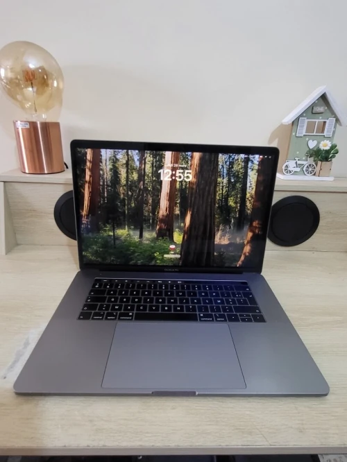 MacBook Pro 16" 2019 | INTEL CORE i7 | 16GB RAM | RADEON PRO 555X 4GB | 256GB NVMe SSD | WORKSATION