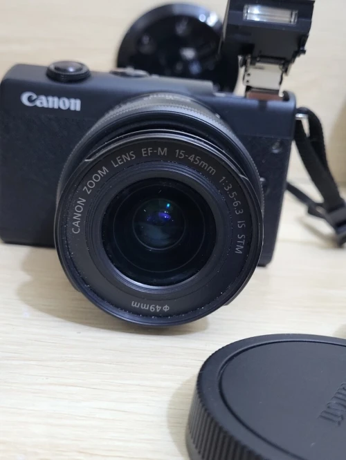 Canon EOS M 200 hybride Vidéo 4K/UHD 30p capteur APS-C de 24Mpx + EF-M 15-45mm f/3,5-6,3 IS STM