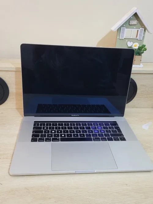 MacBook Pro 15" 2019 | CORE i7 | 16GB RAM | AMD RADEON PRO 555X 4GB | 256GB SSD | GAMME | Workstation