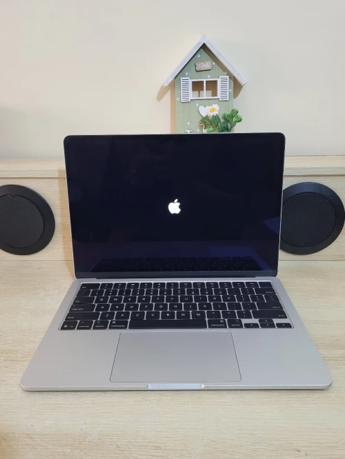 MacBook Air M4 2024 Argent | PUCE M4 8 CORE | GPU 10 CORE | 16GB RAM | 512GB SSD | CYCLES 95 | CAPACITÉ BATTERIE 100%