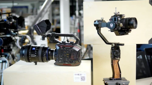 CAMERA PROFESSIONNELLE PANASONIC EVA1 CAPTEUR SUPER 35mm 5.7K 5720 X 3016 VIDEO 4K DE QUALITE CINEMA