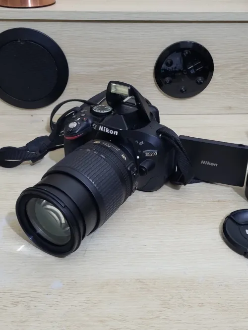 Nikon D5200 Appareil photo numérique Réflex 24,2 Mpix + Objectif AF-S DX 18-105mm f/ ED VR