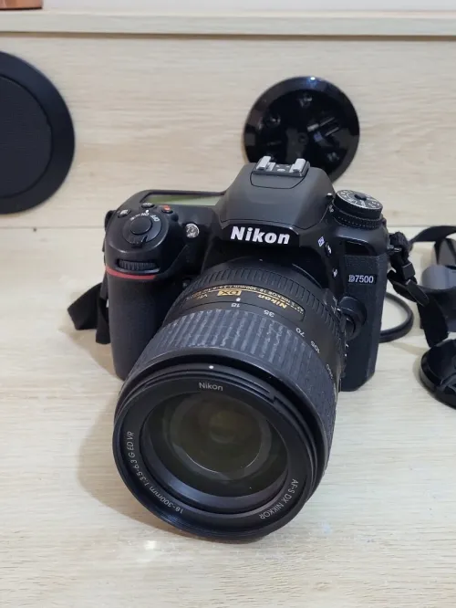 Nikon D7500 DSLR Reflex APS-C DX 20.9 Mégapixels Vidéo 4K UHD + AF-S DX 18-300 mm f/3.5-6.3 G ED VR