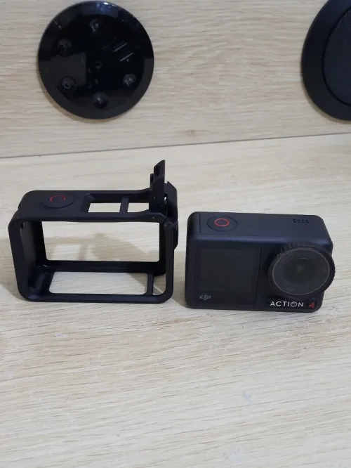 DJI Osmo Action 4 - Caméra d'Action étanche 4K/120 FPS Images saisissantes en Basse lumière 1770mAh