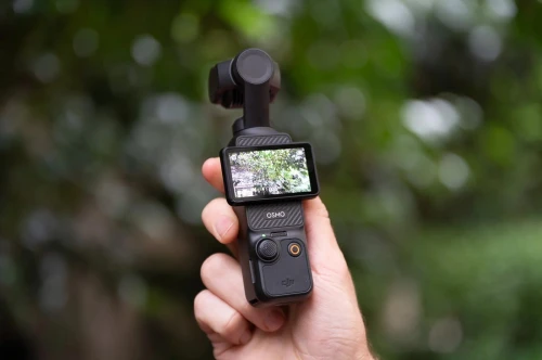 DJI Osmo Pocket 3 Créateur Combo Bundle, camera vlog CMOS 1'' et Vidéo 4K/120 ips, digital et petite, Stabilisation à 3 axes, Suivi Facial/Objet, MAP rapide, avec Micro pour un Son net