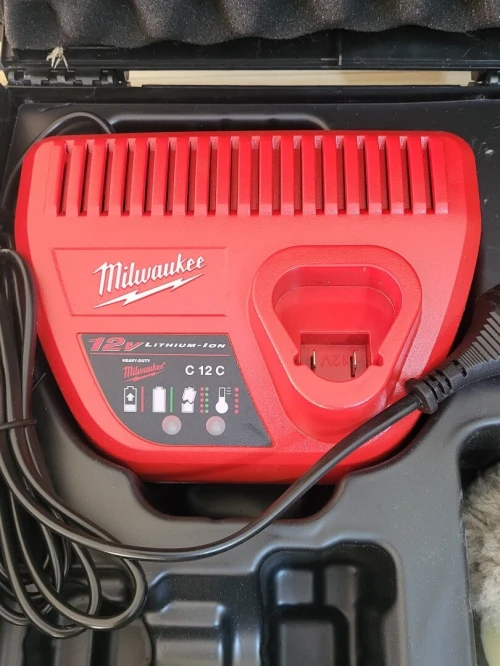 Milwaukee M12 BPS-421X - Set ponceuse polisseuse Li-Ion 12V (1x batterie 4.0Ah & 1x 2.0Ah) dans HD Box - NEUF JAMAIS UTILISÉ.