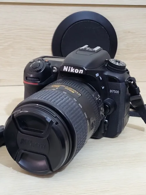 Nikon D7500 DSLR Reflex APS-C DX 20.9 Mégapixels Vidéo 4K UHD + AF-S DX 18-300 mm f/3.5-6.3 G ED VR