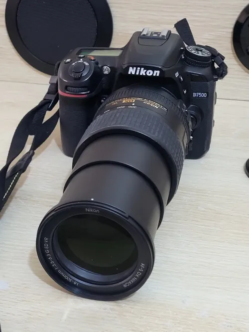 Nikon D7500 DSLR Reflex APS-C DX 20.9 Mégapixels Vidéo 4K UHD + AF-S DX 18-300 mm f/3.5-6.3 G ED VR