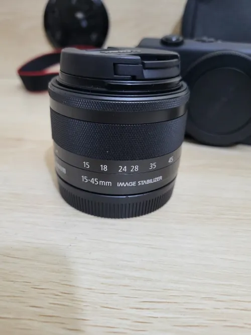 Canon EOS M 200 hybride Vidéo 4K/UHD 30p capteur APS-C de 24Mpx + EF-M 15-45mm f/3,5-6,3 IS STM
