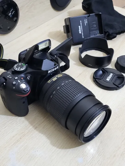 Nikon D5200 Appareil photo numérique Réflex 24,2 Mpix + Objectif AF-S DX 18-105mm f/ ED VR