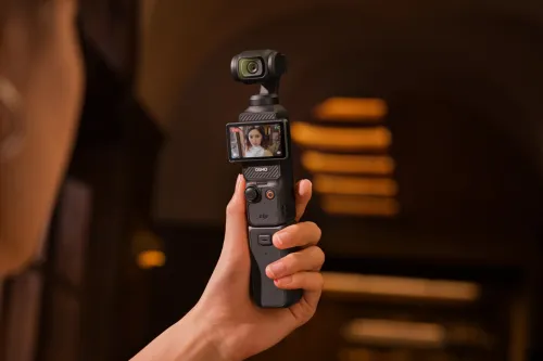 DJI Osmo Pocket 3 Créateur Combo Bundle, camera vlog CMOS 1'' et Vidéo 4K/120 ips, digital et petite, Stabilisation à 3 axes, Suivi Facial/Objet, MAP rapide, avec Micro pour un Son net