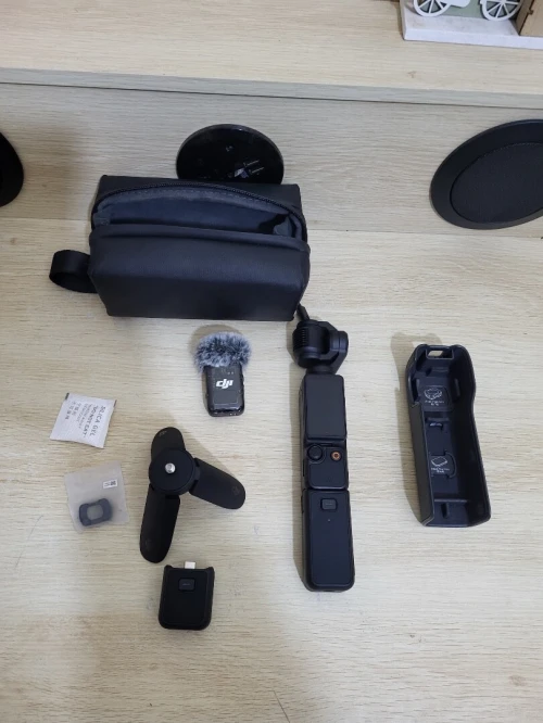 DJI Osmo Pocket 3 Créateur Combo Bundle, camera vlog CMOS 1'' et Vidéo 4K/120 ips, digital et petite, Stabilisation à 3 axes, Suivi Facial/Objet, MAP rapide, avec Micro pour un Son net