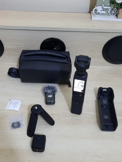 DJI Osmo Pocket 3 Créateur Combo Bundle, camera vlog CMOS 1'' et Vidéo 4K/120 ips, digital et petite, Stabilisation à 3 axes, Suivi Facial/Objet, MAP rapide, avec Micro pour un Son net