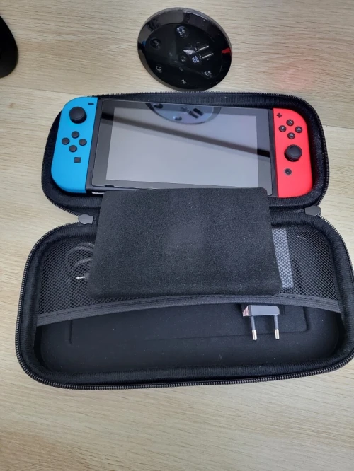 Nintendo Switch + UN JEUX + CHARGEUR D'ORIGINE + SACOCHE