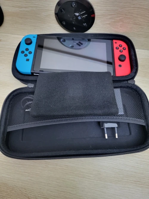 Nintendo Switch + UN JEUX + CHARGEUR D'ORIGINE + SACOCHE