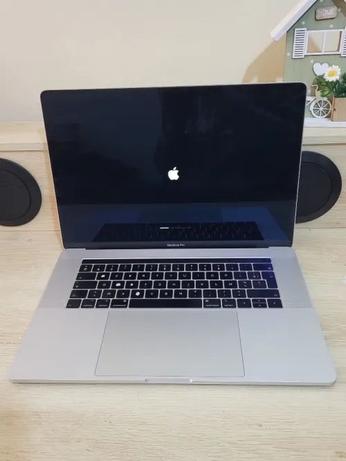 MacBook Pro 15" 2019 | CORE i7 | 16GB RAM | AMD RADEON PRO 555X 4GB | 256GB SSD | GAMME | Workstation