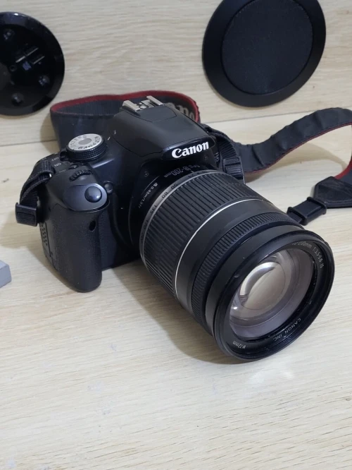Canon EOS 500D Appareil photo numérique Reflex 15.1 Mpix + Objectif Canon EF-S 18-200 mm f/3,5-5,6 IS APS-C