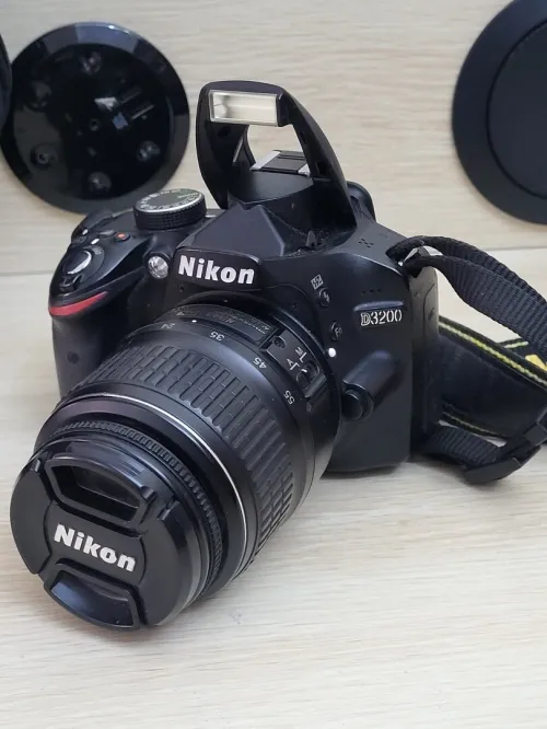 Nikon D3200 Appareil photo reflex 24Mpx + OBJECTIF Nikon AF-S DX Nikkor 18-55mm f/ ED II