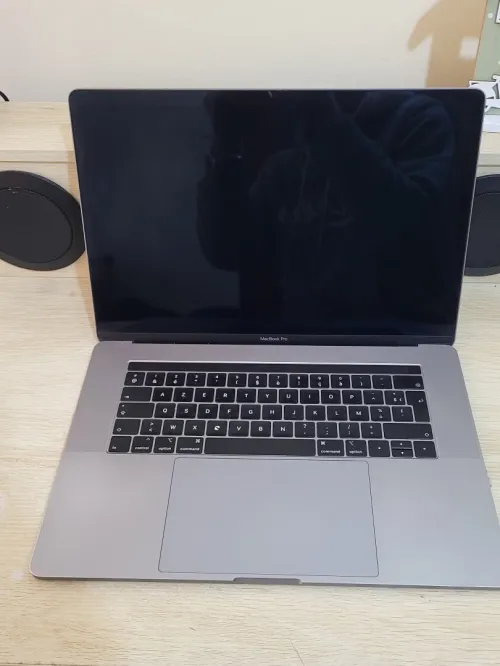 MacBook Pro 16" 2019 | CORE i7 | 16GB RAM | AMD RADEON PRO 555X 4GB | 256GB SSD | GAMME Workstation
