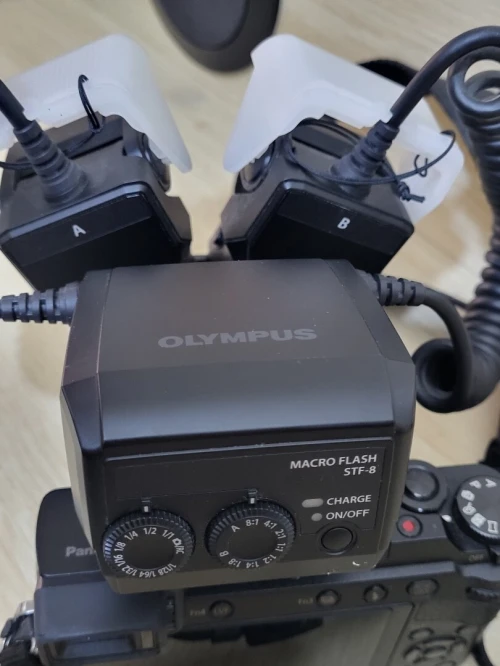 Olympus double Flash Macro Olympus STF-8 Hybrides et Reflex - polyvalent étanche - éclairage précis et réglable et sans ombre - idéal pour capturer des gros plans détaillés