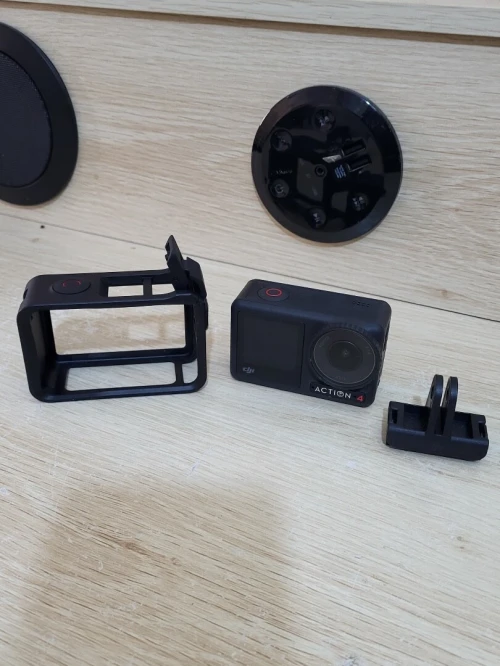 DJI Osmo Action 4 - Caméra d'Action étanche 4K/120 FPS Images saisissantes en Basse lumière 1770mAh