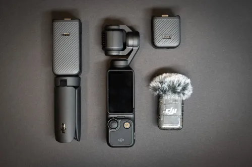 DJI Osmo Pocket 3 Créateur Combo Bundle, camera vlog CMOS 1'' et Vidéo 4K/120 ips, digital et petite, Stabilisation à 3 axes, Suivi Facial/Objet, MAP rapide, avec Micro pour un Son net