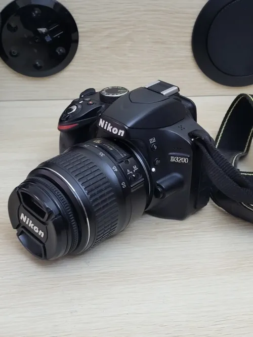 Nikon D3200 Appareil photo reflex 24Mpx + OBJECTIF Nikon AF-S DX Nikkor 18-55mm f/ ED II