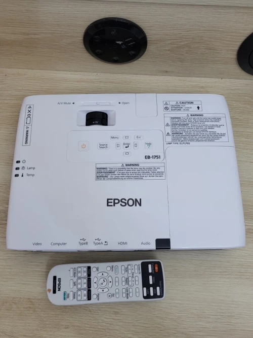 EPSON EB1751 PROJECTEUR 3LCD - PORTABLE - 2600 LUMENS - XGA (1024 x 768) - 4:3 + 2 TÉLÉCOMMANDES
