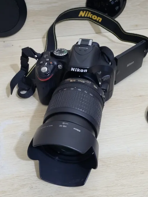 Nikon D5200 Appareil photo numérique Réflex 24,2 Mpix + Objectif AF-S DX 18-105mm f/ ED VR