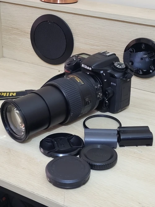 Nikon D7500 DSLR Reflex APS-C DX 20.9 Mégapixels Vidéo 4K UHD + AF-S DX 18-300 mm f/3.5-6.3 G ED VR