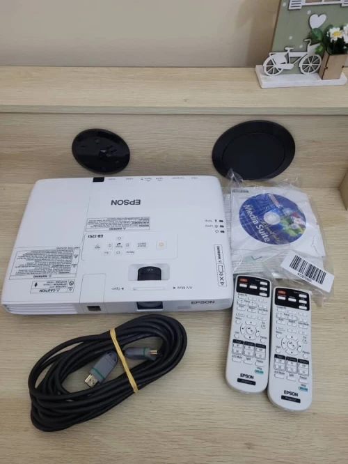 EPSON EB1751 PROJECTEUR 3LCD - PORTABLE - 2600 LUMENS - XGA (1024 x 768) - 4:3 + 2 TÉLÉCOMMANDES