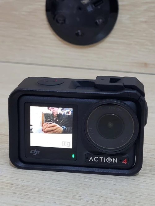 DJI Osmo Action 4 - Caméra d'Action étanche 4K/120 FPS Images saisissantes en Basse lumière 1770mAh