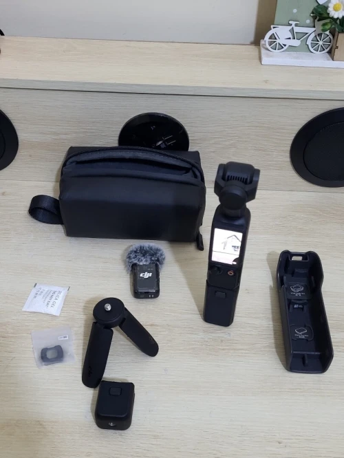 DJI Osmo Pocket 3 Créateur Combo Bundle, camera vlog CMOS 1'' et Vidéo 4K/120 ips, digital et petite, Stabilisation à 3 axes, Suivi Facial/Objet, MAP rapide, avec Micro pour un Son net