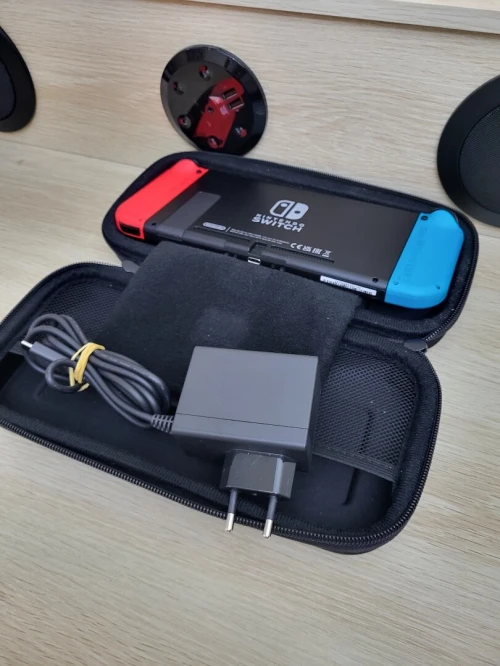 Nintendo Switch + UN JEUX + CHARGEUR D'ORIGINE + SACOCHE
