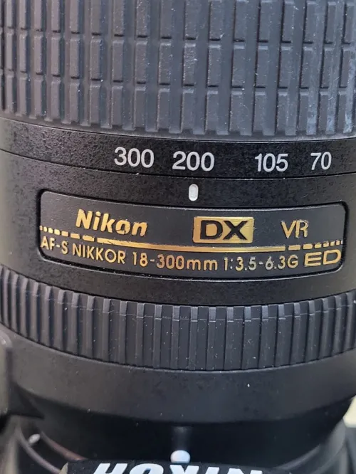 Nikon D7500 DSLR Reflex APS-C DX 20.9 Mégapixels Vidéo 4K UHD + AF-S DX 18-300 mm f/3.5-6.3 G ED VR