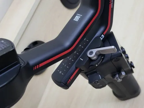 DJI RONIN RS 3 Stabilisateur de nacelle à 3 Axes pour Reflex et caméras Canon/Sony/Nikon....