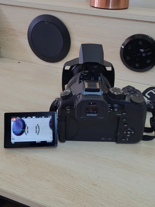 Panasonic Lumix FZ2000 - 20.1MP - VIDEO EN 4K Ultra HD / 24 pi/s - 20x zoom optique Leica Wi-Fi