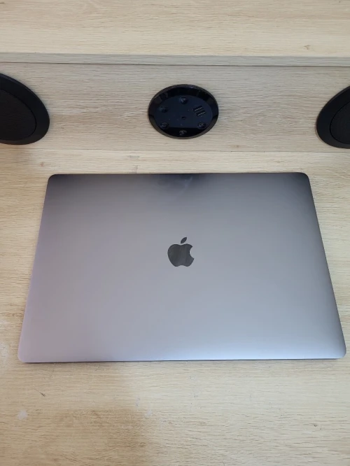 MacBook Pro 15.6" | CORE i7 | 16GB RAM | AMD RADEON PRO 455 2GB | 512GB SSD | GAMME Workstation