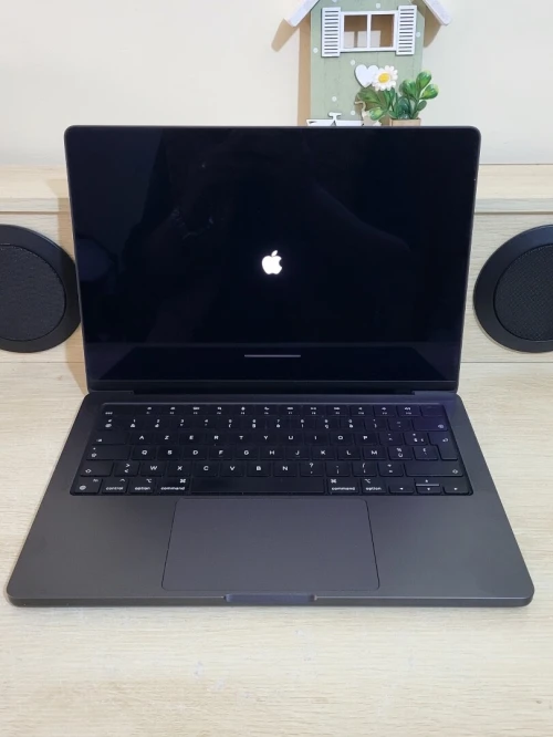 MacBook Pro M3 2024 Noir sidéral | PUCE M3 11 CORE | GPU 14 CORE | 18GB RAM | 512GB SSD | CYCLES 240 | CAPACITÉ BATTERIE 88%