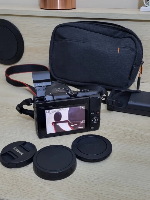 Canon EOS M 200 hybride Vidéo 4K/UHD 30p capteur APS-C de 24Mpx + EF-M 15-45mm f/3,5-6,3 IS STM
