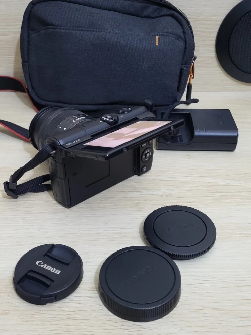 Canon EOS M 200 hybride Vidéo 4K/UHD 30p capteur APS-C de 24Mpx + EF-M 15-45mm f/3,5-6,3 IS STM