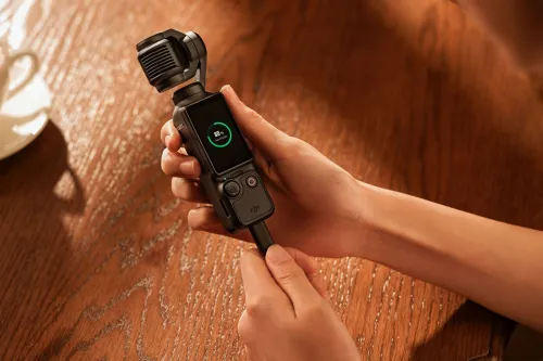 DJI Osmo Pocket 3 Créateur Combo Bundle, camera vlog CMOS 1'' et Vidéo 4K/120 ips, digital et petite, Stabilisation à 3 axes, Suivi Facial/Objet, MAP rapide, avec Micro pour un Son net